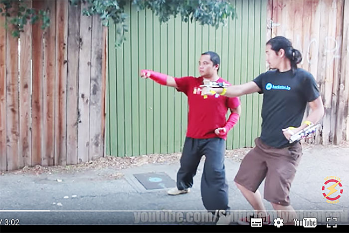 パンチやキックと連動して火炎放射、格ゲーごっこが捗る謎の装置が開発完了！