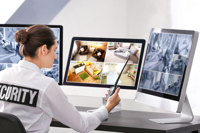 「スーパーの監視カメラ」を発見したマッチョ男の行動が予想どおりに不合理ｗ