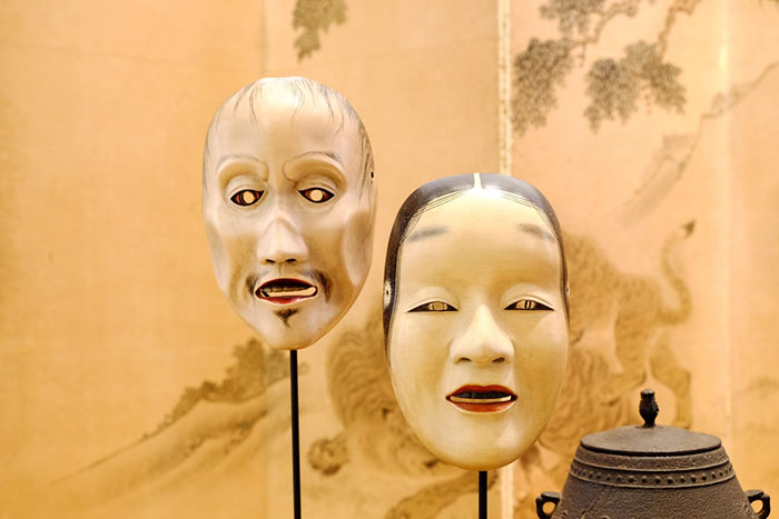 “自撮り”に拭えぬ不信感。「能面」をメイクアプリで可愛くしたらエライことに