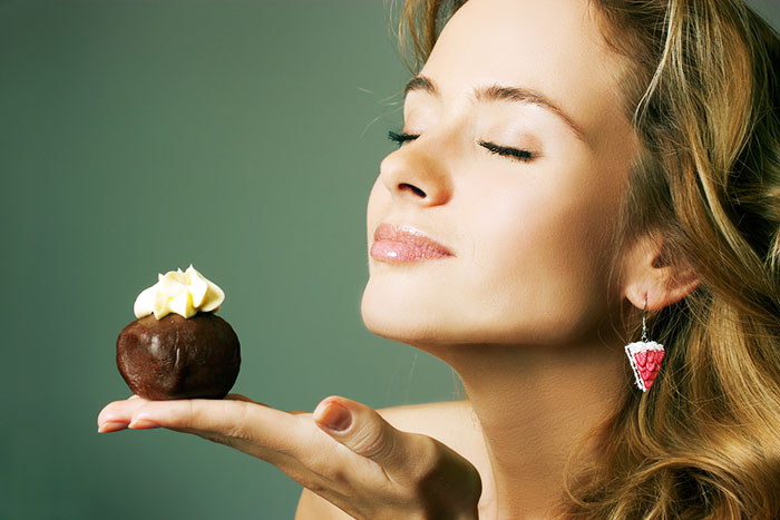 ケーキを頼んだらまさかの「意識高いスプーン」付き。どうするのが正解なのか？