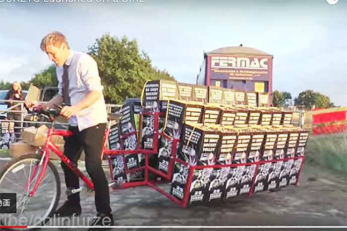 【夏休みの思い出】ロケット花火1000個を自転車につけて着火、爆走するアホが登場！