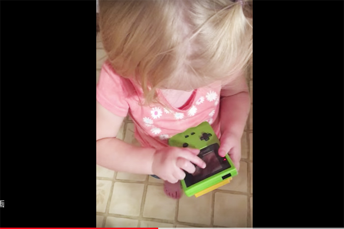 液晶はタッチするもの？「ゲームボーイの遊び方がわからない少女」が話題に！