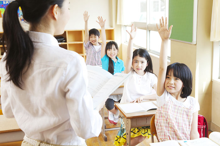 小学校道徳「ピアスをして登校する転校生にどう言いますか」あなたの意見は？