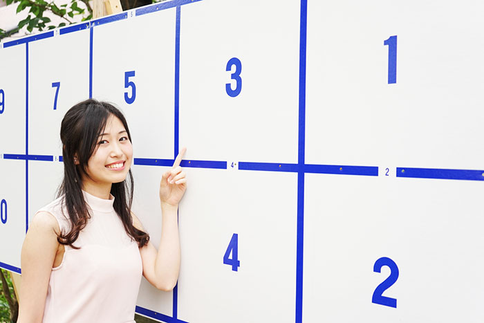 選挙ポスター「給食にステーキを」だが議員が握りしめる「肉」はどう見ても鶏…