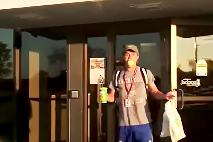 いつ、どんな体勢からでも「リンゴを口でキャッチできる男」が話題に