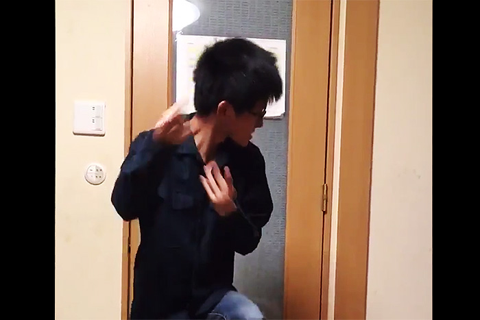 指パッチンの世界記録保持者が演奏する『化物語』EDテーマ、これは蕩れる！