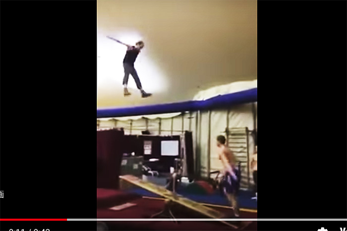 アクロバット競技のプロ2人が本気で「シーソー遊び」をするとどうなる？