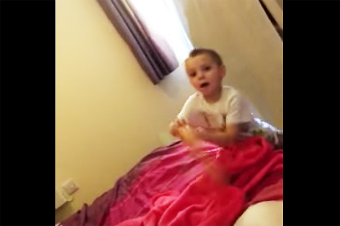 大喜びで「オモチャ」を振り回す子どもに美人ママ赤面！その理由とは？