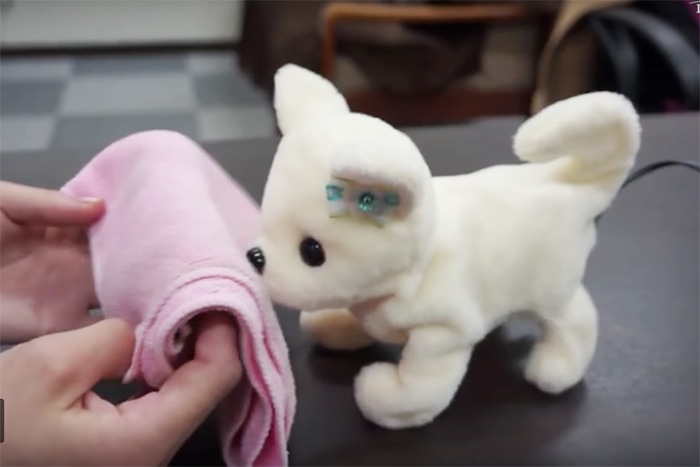 その場に倒れて気絶する犬型ロボット『はなちゃん』2018年春発売へ♪
