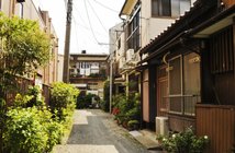 え、なんで? 管理の悪い賃貸アパートの敷地内に必ず落ちているモノ=姫野秀喜 1711221apart_eye