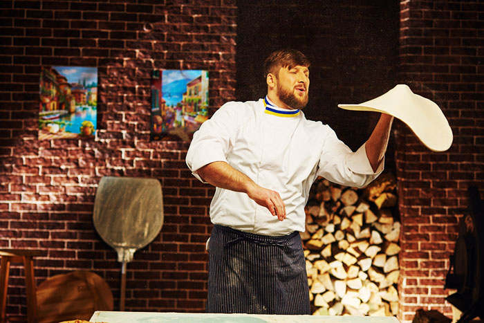 オレのせいになる流れなのか？ピザ屋に駆け込んだ腹ペコ男を襲った悲劇