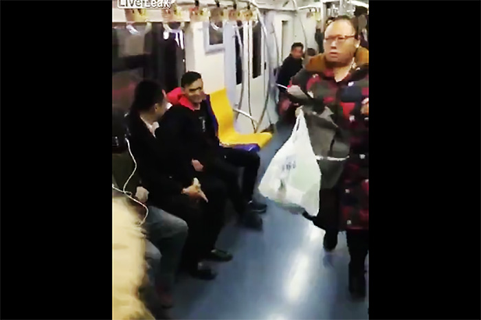 マネする勇気ある？ 謎の中国人が「電車で必ずイスに座れる方法」を考案