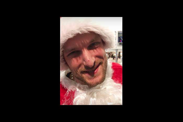 人々の反応は？ 米国のサンタクロース、ビルから1ドル紙幣をばらまく