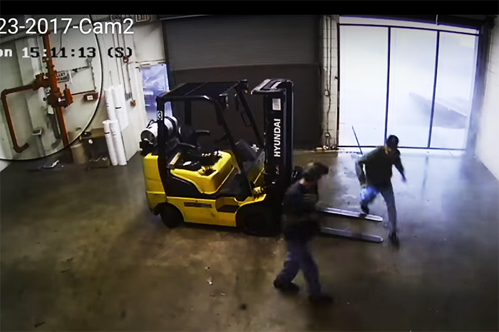 逃げる自信ある？ 職場が「竜巻」に巻き込まれると室内はこうなる(動画アリ)