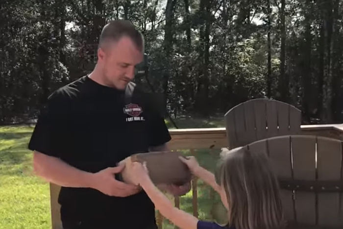 色盲男性の誕生日に「色のある世界」をサプライズプレゼント。その感想は？