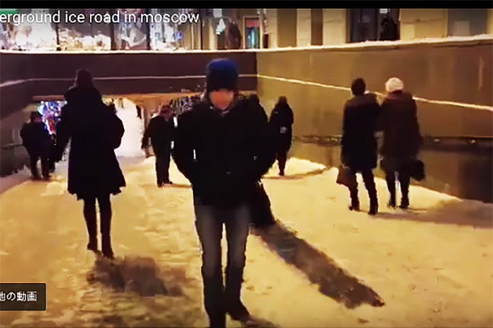 まるでスキー歩兵？「路面凍結」を楽しむモスクワの通勤風景がおそロシア