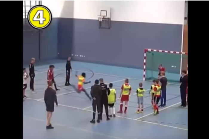 前代未聞の奇跡！ フットサルで「究極の超スーパーゴール」が誕生(動画アリ)