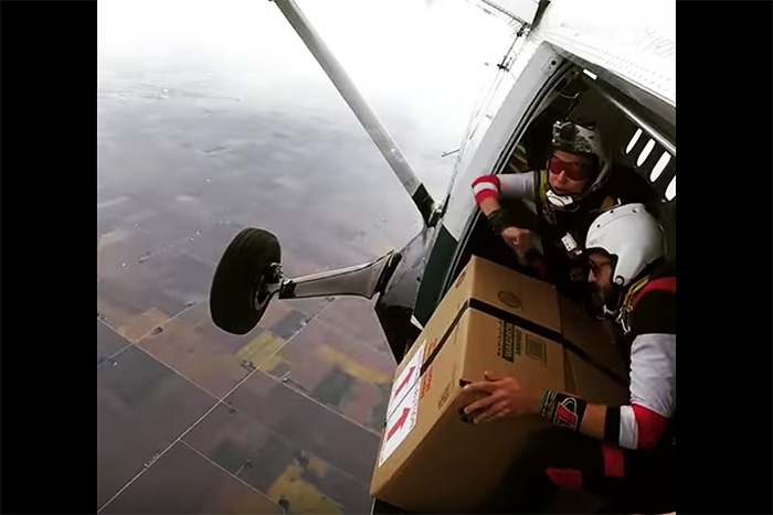 スカイダイビング中に「通販のダンボール」を投下!? その意外な中身とは