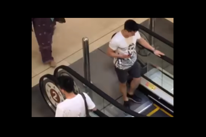 両足ピーン！？ 男性の謎すぎるエスカレーターの乗り方に困惑する人が続出