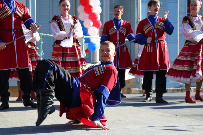 コサックダンスのこと舐めてた…！ 旧ソ連兵による本気の踊りがキレッキレ♪