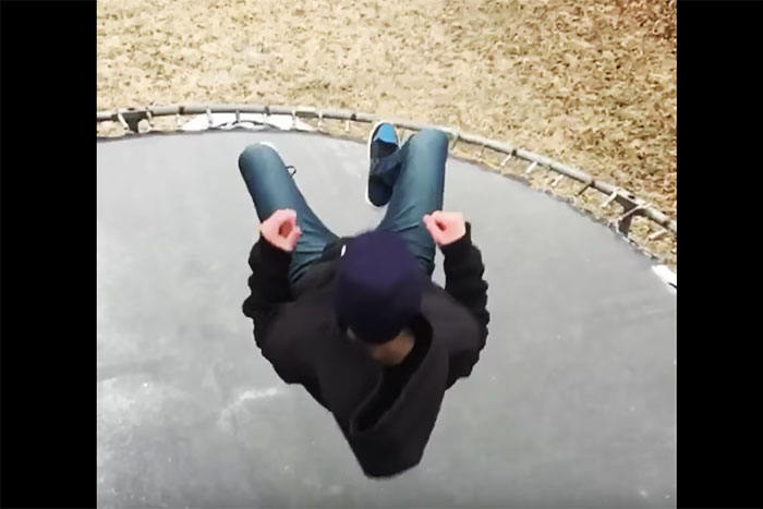 凍ったトランポリンに飛び込むとどうなる？ 予想外に美しいスロー映像♪