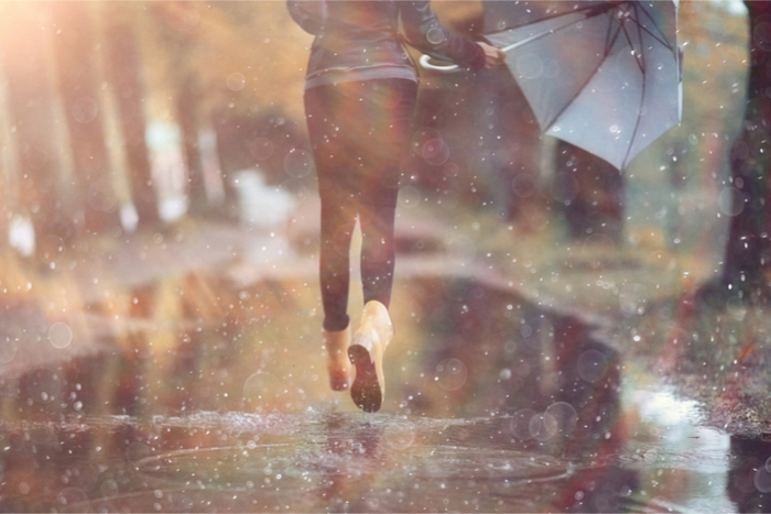 傘がない、そのとき「歩く」か「走る」か？ どちらが濡れないのかを検証