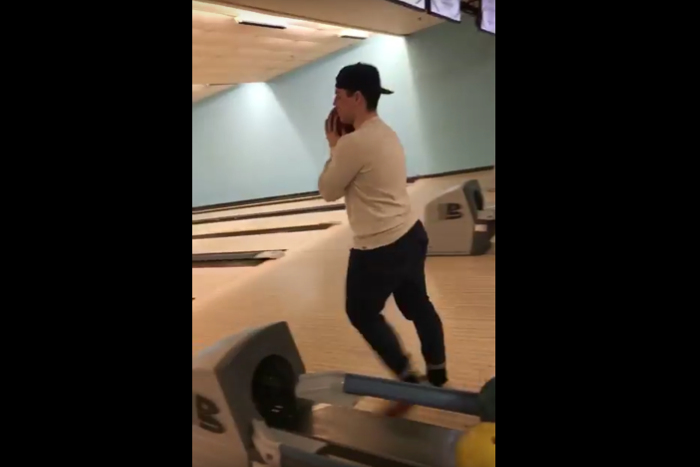 これは危険！ ボウリングで一番「やっちゃいけないこと」をやらかす動画