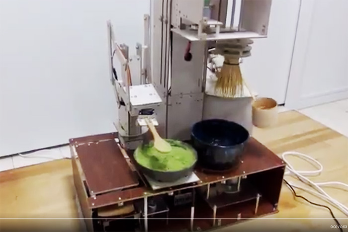 緩急をつけた見事なおてまえ？「茶道ロボット」の作法にお茶を吹く人続出！