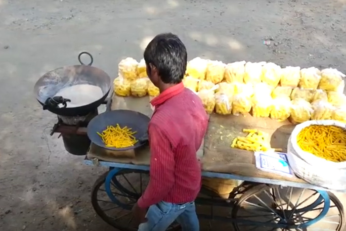 油を使わず「熱い砂」で揚げる？ インドのＢ級グルメがヘルシーだと話題に！