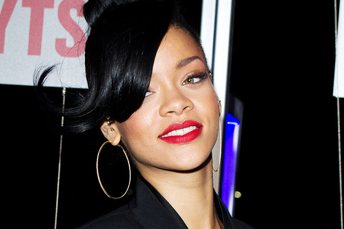 食べちゃいたいぐらい美しい？ 歌姫リアーナのドレスが○○に見える人続出！