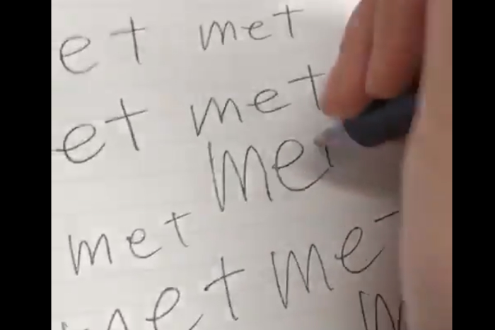 あの曲が聴こえてくる!? ノートに英単語「met」を書き続ける動画が話題！