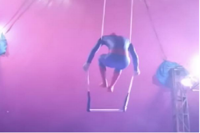 こんなヒーローは嫌だ…。空中ブランコに乗った「スパイダーマン」の大失態