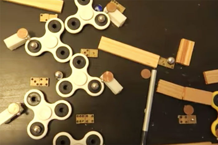 最後まで見ちゃう。ハンドスピナーを使ったピタゴラスイッチ風作品【動画】
