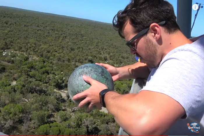 【動画】ボウリングの球を地上45mの高さからトランポリンに落としたら…？