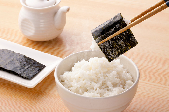 これは間違える…。定食に付いていた海苔を食べようと思ったら、まさかの…!?