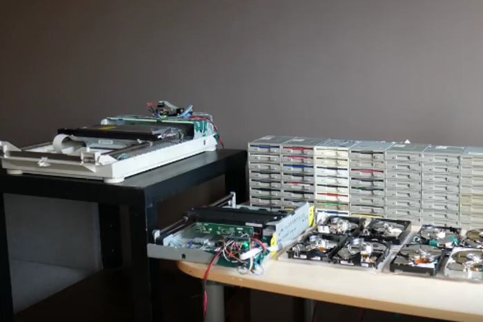 フロッピーが名演？ ＰＣ周辺機器で有名映画のテーマ曲を完全再現する動画すごい！