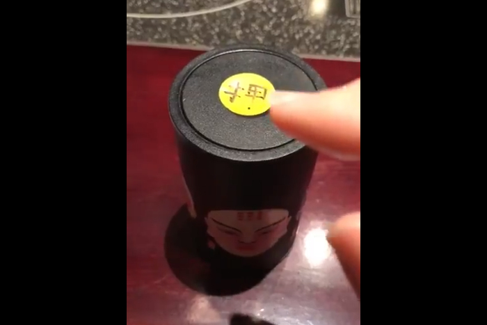 これは店員さんを呼ぶボタン…じゃない！？ 押して現れた意外なモノとは