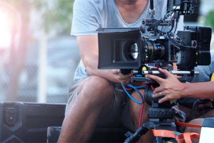 ローラースケートで車を追跡！ 映画カメラマンの撮影技術が凄すぎると話題に