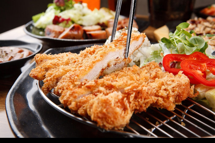 食品サンプルのクセがすごい！ トンカツ屋さんの店先に並ぶまさかのメニューは…？