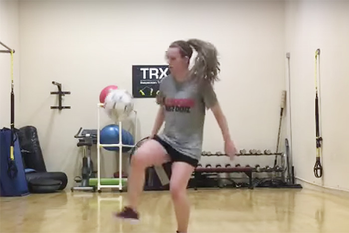 八つ当たりで大惨事に！ リフティングの練習中にボールを投げ飛ばしたら…