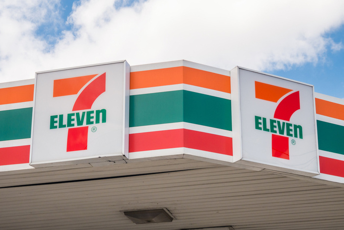 どうやって入る？ 新潟県の新名所「超天井が低いセブンイレブン」に客殺到♪