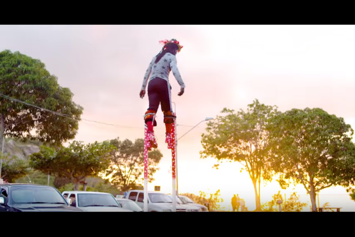 竹馬に乗って踊り狂う！ トバゴの伝統芸「モコ・ジャンビー」がアートすぎる