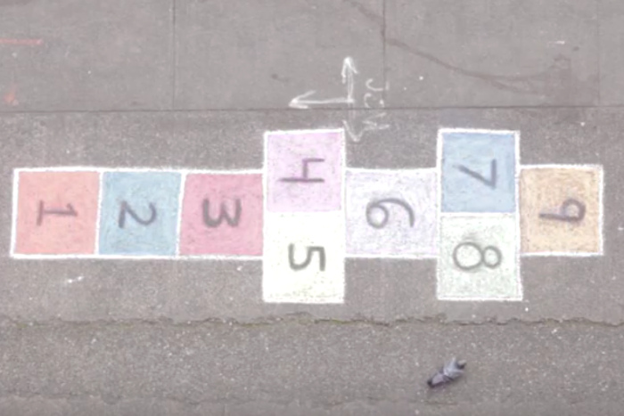 街の歩道に「ケンケンパ」を描いたらみんなやってくれるのか？ 驚きの実験結果！