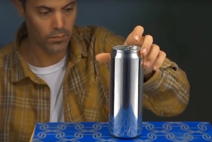 アルミ缶を彫刻家が指で凹ませたら…驚きの芸術作品が完成した！