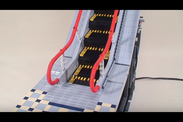 裏側はこうなってたのか！ レゴブロックで作った実際に動くエスカレーターが凄い