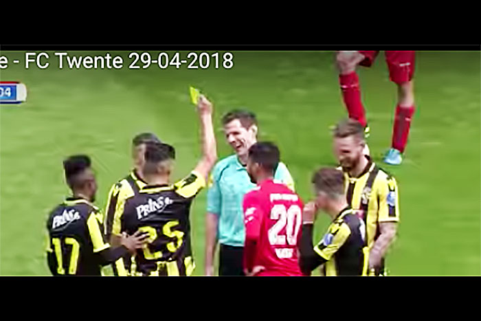 サッカー選手の反乱…!?  試合中に「主審」がイエローカードを出される珍事が発生！