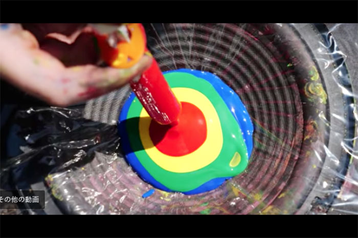 まるで生き物！ スピーカーの振動で跳ねる「ペンキ」を超高速撮影したら凄かった♪