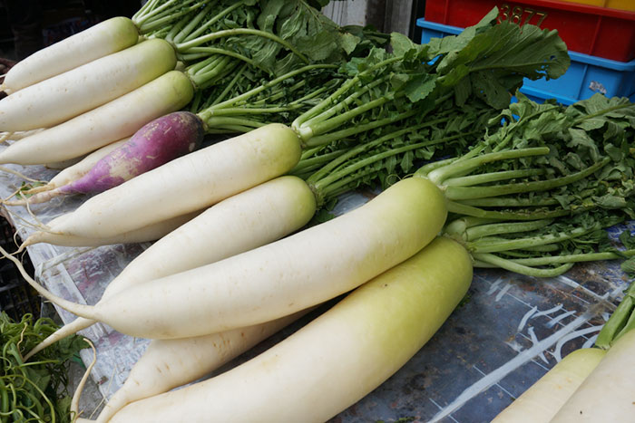 まるで頭文字Ｄ！ ベルトコンベアを逆走する「大根の輪切り」がカッコイイと話題に