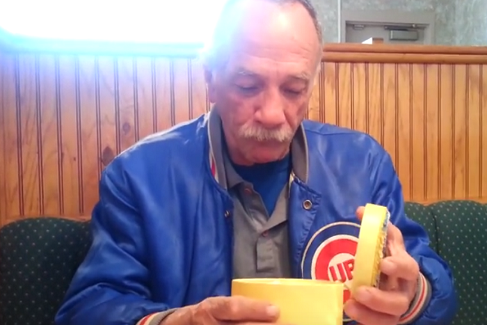 こっちも泣きそう！ サプライズの初孫報告に感激して泣くおじいさんにほっこり♪