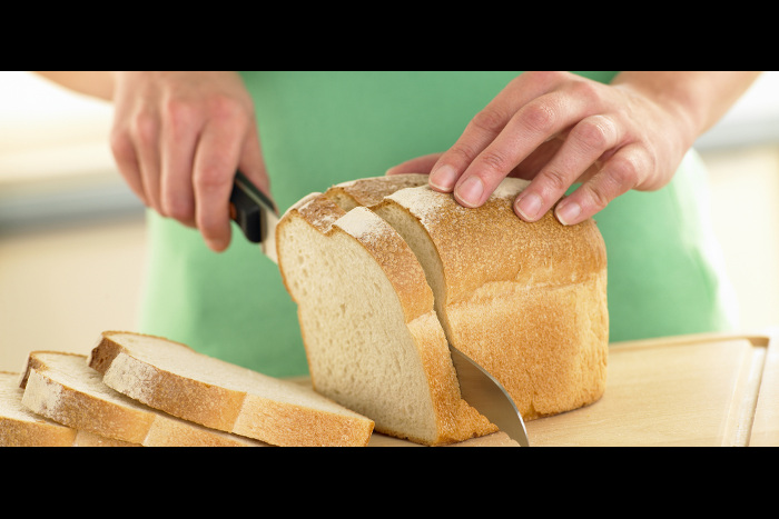 薄すぎる…パン屋が本気で「食パンの薄切り」に挑戦したら驚異の枚数に！